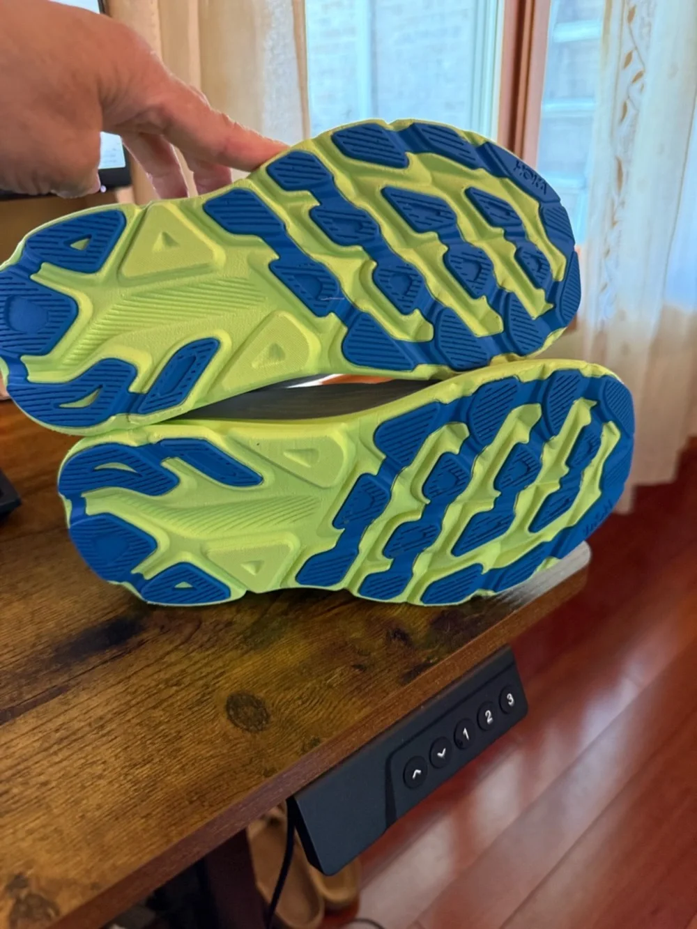 Kid’s Hoka Clifton 9 running shoes in a grey, cobalt blue, neon yellow, sz 4.5 - Picture 4 of 9